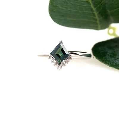 9K GREEN SAPPHIRE CROWN KITE RING