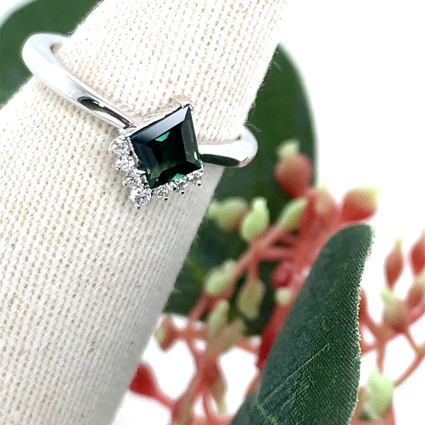 9K GREEN SAPPHIRE CROWN KITE RING