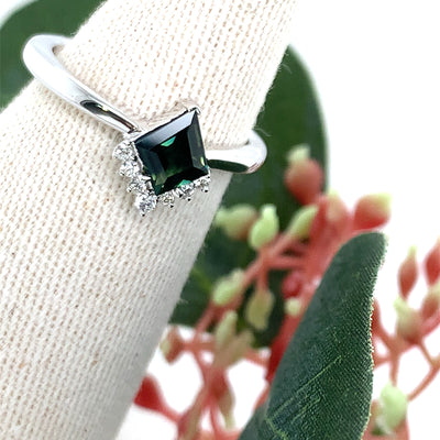9K GREEN SAPPHIRE CROWN KITE RING