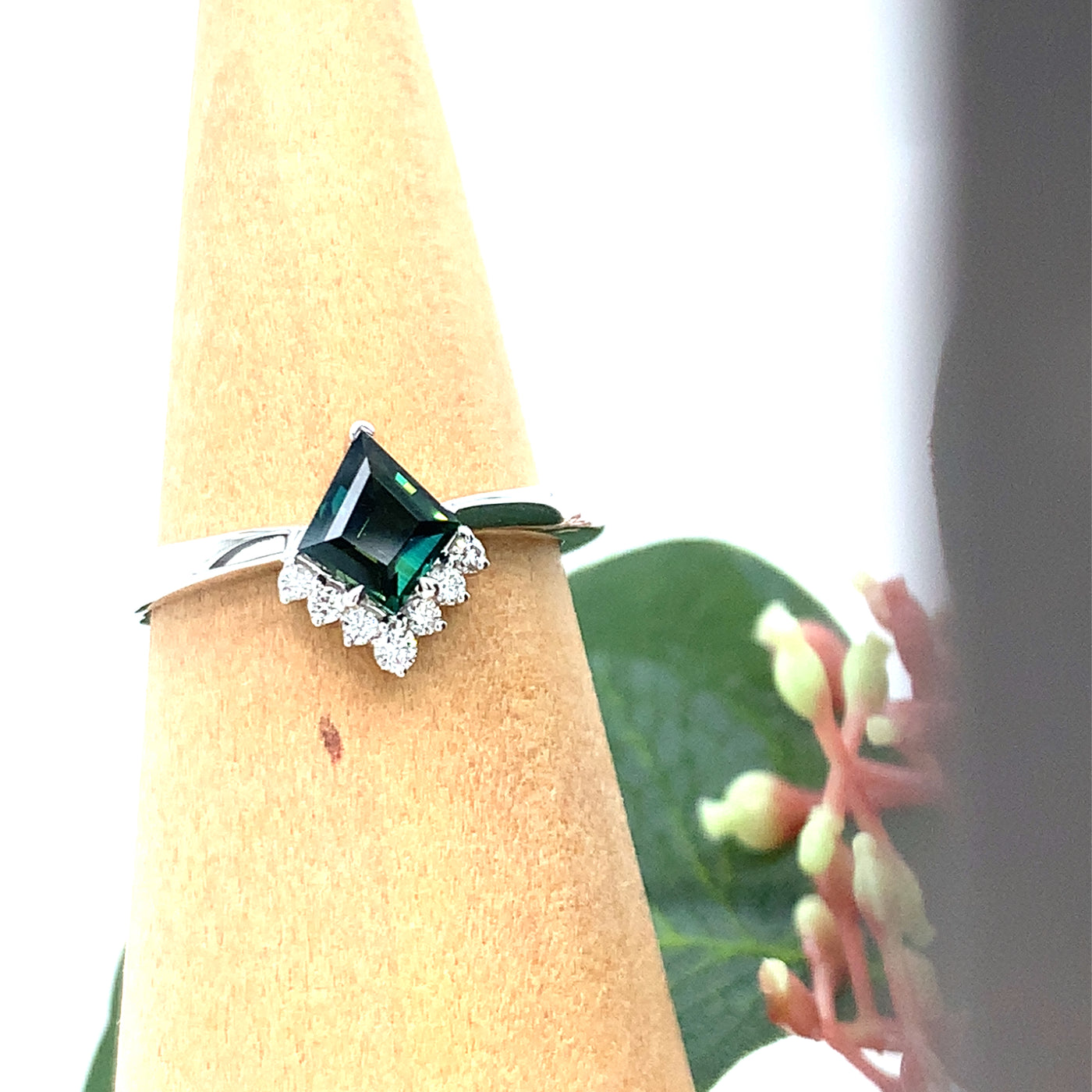 9K GREEN SAPPHIRE CROWN KITE RING