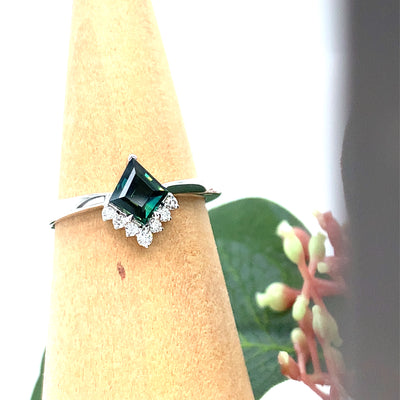 9K GREEN SAPPHIRE CROWN KITE RING