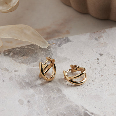 Moonkiss Huggie Earring - godltone